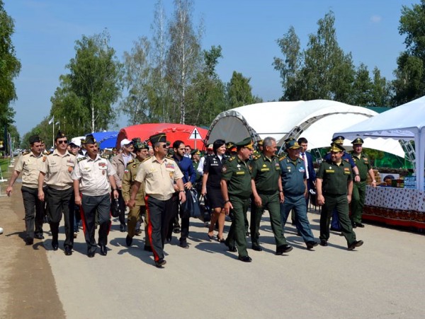 Müdafiə naziri Moskvada bir sıra tədbirlərdə iştirak edib