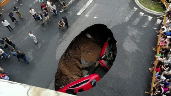 Çində qəribə olay: Yol bir anda çökdü və...