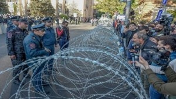 "Qızışan siyasi mübarizə Ermənistanın məhvinə səbəb olacaq" - Erməni ekspertlər