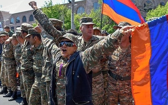 Erməni zabitlər Paşinyana qarşı etiraza qalxdı: "Bu xəyanətdir"