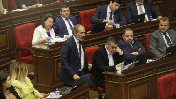 Köçəryanın adamları Paşinyanı hədələdi - İrəvanda ara qarışır