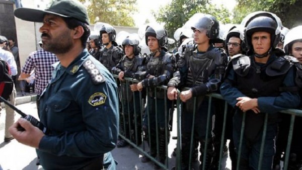 İranda polislərə hücum edilib - 3 nəfər ölüb