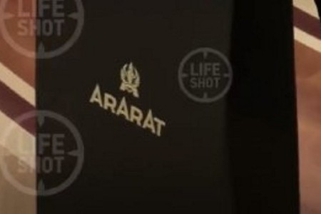 Paşinyan Putinə erməni konyakı bağışlayıb