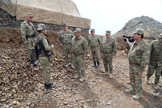 Müdafiə naziri yüksək dağ zirvələrində yerləşən bölmələrin döyüşə hazırlığını yoxlayıb