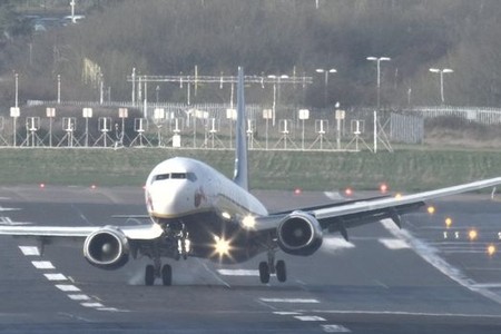 Güclü külək pilotlara çətin anlar yaşatdı