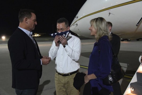 Branson Amerika bayrağını öpdü və Türkiyəyə mesaj verdi – Foto