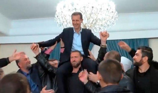 İŞİD-dən azad olunan suriyalılar Əsədi çiyinlərinə qaldırdılar