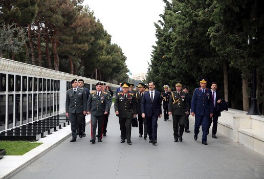 Türkiyə və Gürcüstan SQ Baş Qərargah rəisləri Şəhidlər xiyabanını ziyarət ediblər