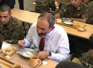 Paşinyan əsgər yeməyi yedi və...