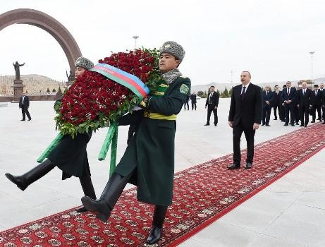 Prezident İlham Əliyev Aşqabadda “Xalq xatirəsi” memorial kompleksini ziyarət edib - FOTO