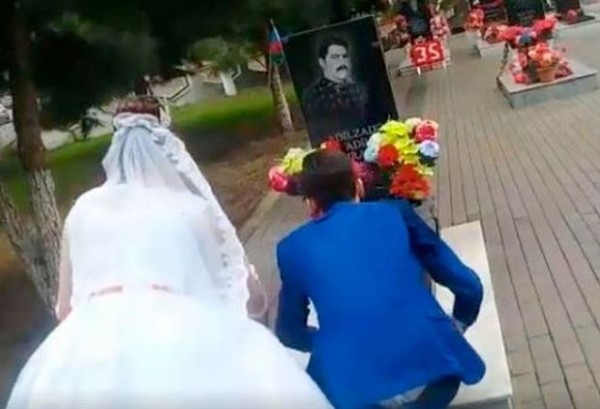 Azərbaycanda bəy toy günü şəhid dostunun məzarını ziyarət etdi