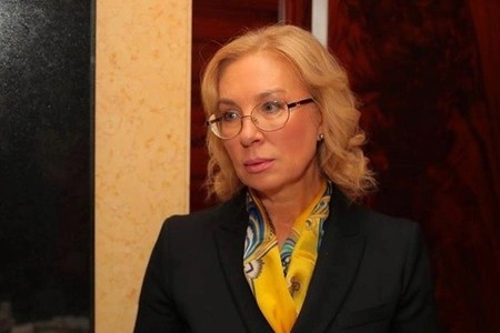 Ukraynanın ombudsmanı Petr Poroşenkonun çıxışı zamanı huşunu itirərək yıxılıb