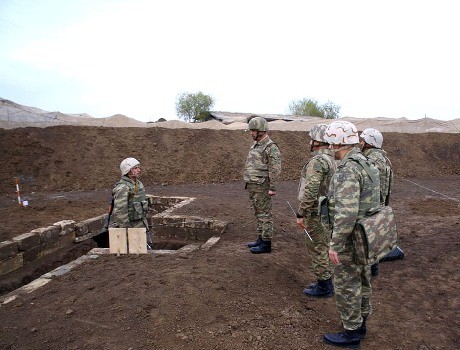 Müdafiə naziri ön xətt bölmələrinin döyüş hazırlığını yoxlayıb