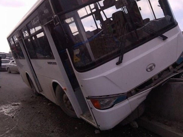 Xırdalanda sərnişin avtobusu aşıb, 9 yaralı (Yenilənib)