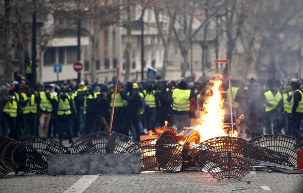 Parisdə "sarı jiletlilər"in aksiyası zamanı saxlanılanların sayı 1726 nəfərə çatıb