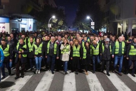"Sarı jiletlilər" daha bir Avropa ölkəsini qarışdırdı - Bu dəfə millət vəkilləri də küçələrə axışdı