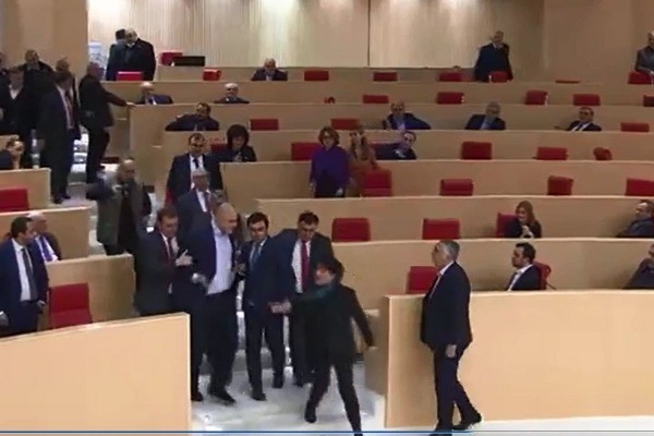 Gürcüstan Parlamentində deputatlar arasında dava düşüb