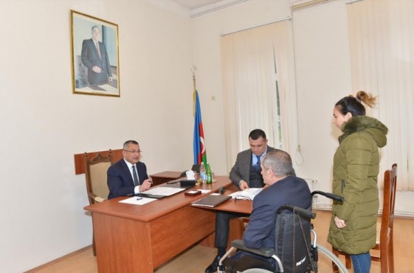 Rövşən Rzayev köçkünləri qəbul etdi