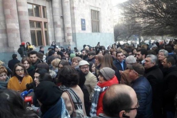 Ermənistanda etiraz aksiyası: nazirlik əməkdaşları ayağa qalxdı