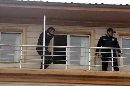 Türkiyədə azərbaycanlı damarlarını kəsib özünü hotelin eyvanından atdı