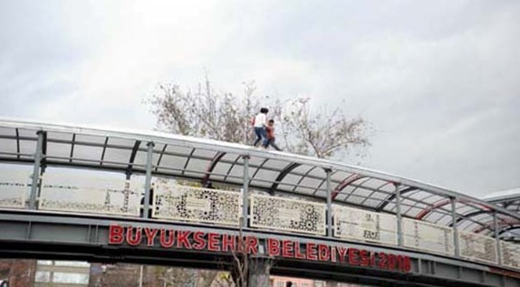 Bıçaqla özünə xəsarət yetirən dostunun üstünə atıldı...