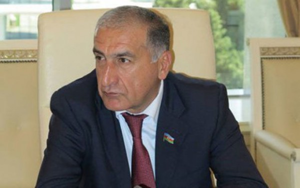 Deputatın oğlu turistləri DÖYÜB?