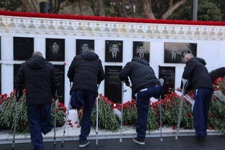 Günün şəkli: Şəhidləri ziyarət edən qazilər...