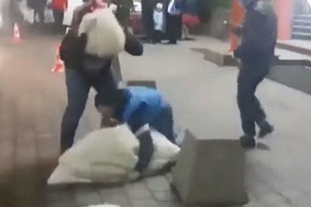 Oğlan qaçırmaq istədiyi qızı iki dəfə əlindən saldı