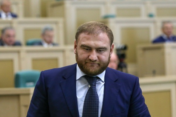 Rusiyada senatoru iclas zalında həbs ediblər