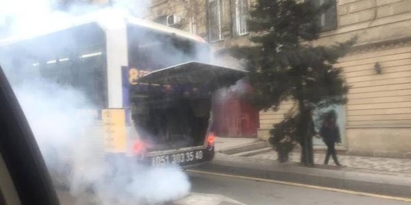 Bakının mərkəzində sərnişin avtobusu yanır