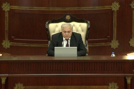 Oqtay Əsədov: “Sosial şəbəkələri oxuyanda insan xəcalət çəkir”