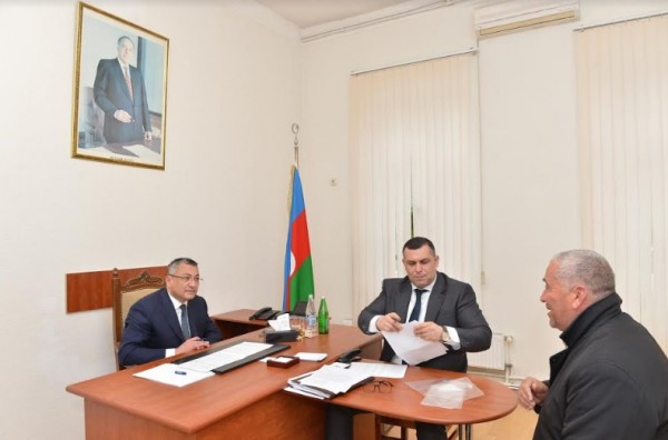 Rövşən Rzayev məcburi köçkünləri qəbul edib