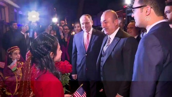 Azərbaycanlı uşaqlar Çavuşoğlunu kövrəltdi - Video