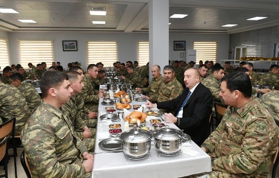 Prezident İlham Əliyev əsgərlərlə nahar etdi - FOTOLAR