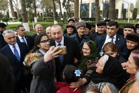 Prezident sakinlərlə mahnı oxudu