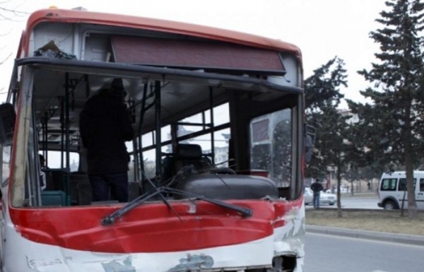 Bakıda avtobus qəzaya düşdü: Sürücü ağır xəsarət aldı