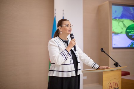 Millət vəkili Qənirə Paşayeva gənclərlə görüşdə bir sıra çağırışlar səsləndirib