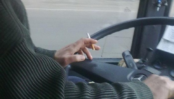Avtobusda siqaret çəkən sürücülər cərimələnəcək