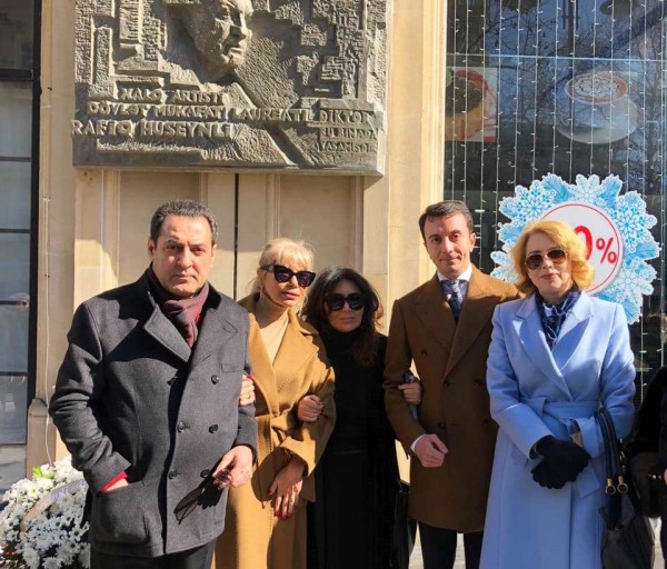 Mərhum diktor Rafiq Hüseynova barelyef qoyuldu - FOTO