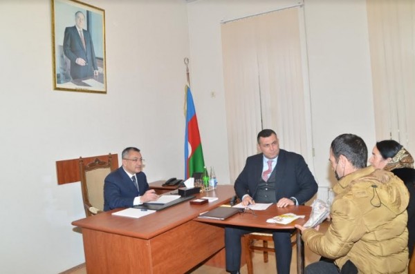 Rövşən Rzayev köçkünlərin problemlərini dinlədi