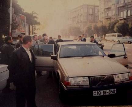 Bir şəklin tarixçəsi: Elçibəy niyə özünün deyil, jurnalistin maşınında gəzirdi?..