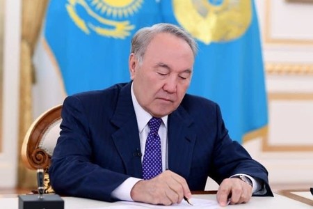 Nazabayev parlamentdə rus dilində danışmağı qadağan etdi