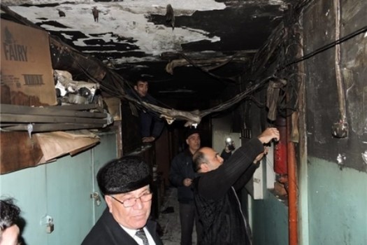 Evləri yanan məcburi köçkünlərə kirayə pulu verildi