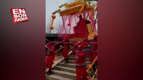 Dini ritual zamanı "imperator" taxtından yıxıldı