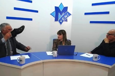 Hafiz Hacıyev canlı yayında ayaqqabısını çıxardı