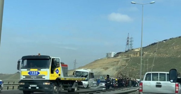 Bakıda sərnişin avtobusu qəzaya uğrayıb - VİDEO