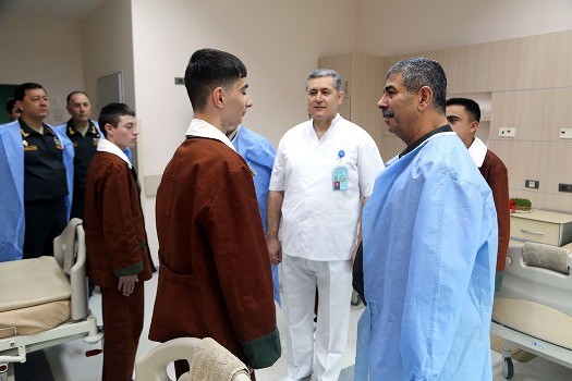 Müdafiə Nazirliyinin rəhbərliyi Novruz bayramı münasibətilə hərbi hospitalda olub - FOTO