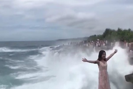 Nəhəng dalğa turisti havaya uçurdu