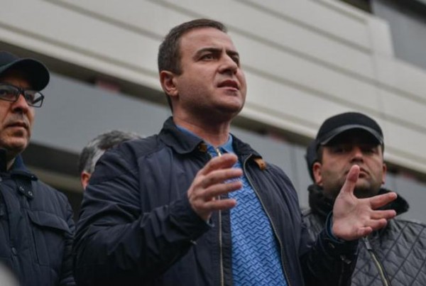 "Diqlas" ticarət mərkəzinin rəhbərliyi zərərçəkənlərlə görüşüb
