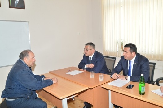 Dövlət Komitəsinin sədri yeni qəsəbədə məcburi köçkünlərlə görüşüb